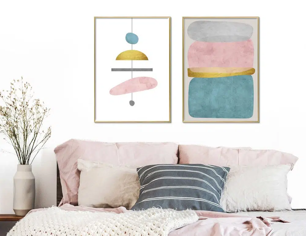 ⁦תמונות לסלון Chandelier Duo Mint Pink - שני הדפסי נייר ממוסגרים בפורמט מלבני בגווני טורקיז ורוד אפור עם נגיעות זהב⁩ – תמונה ⁦2⁩