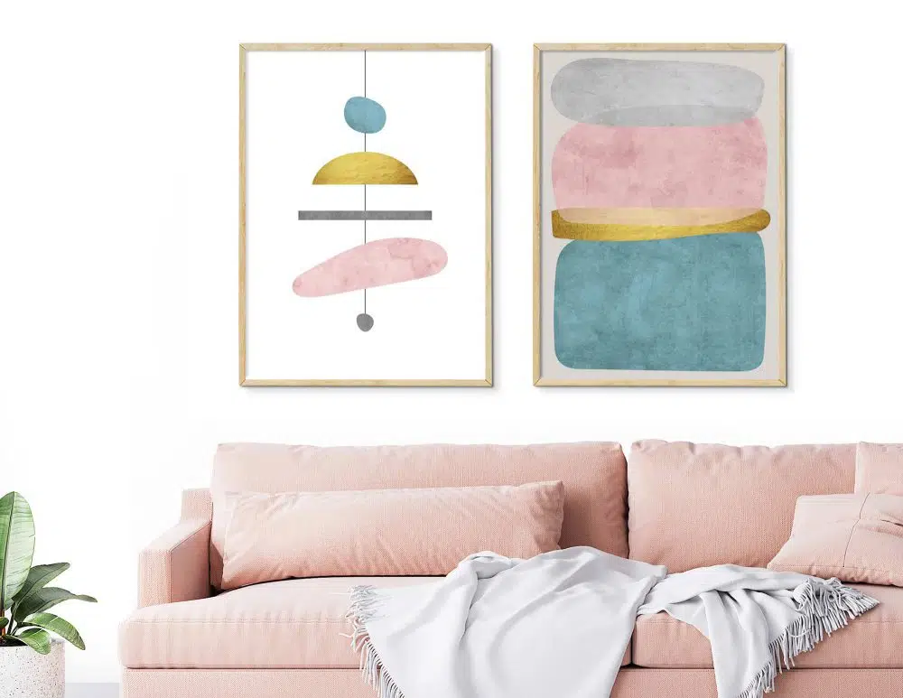 ⁦תמונות לסלון Chandelier Duo Mint Pink - שני הדפסי נייר ממוסגרים בפורמט מלבני בגווני טורקיז ורוד אפור עם נגיעות זהב⁩ – תמונה ⁦4⁩