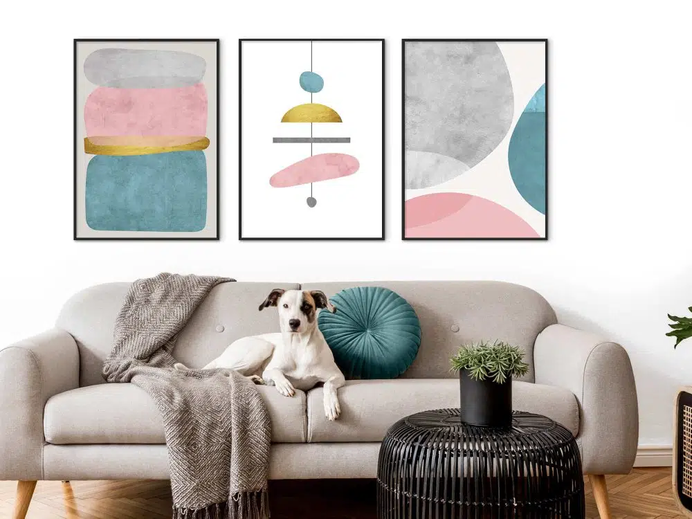 תמונות לסלון Chandelier Trio Mint Pink - שלושה הדפסי נייר ממוסגרים בפורמט מלבני בגווני טורקיז ורוד אפור עם נגיעות זהב