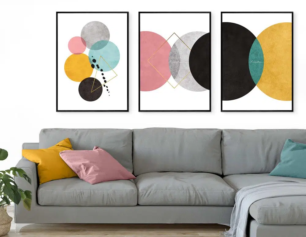 תמונות לסלון Connection Trio Pink Yellow White - שלושה הדפסי נייר ממוסגרים בפורמט מלבני בגווני ורוד טורקיז צהוב חרדלי אפור שחור עם נגיעות זהב