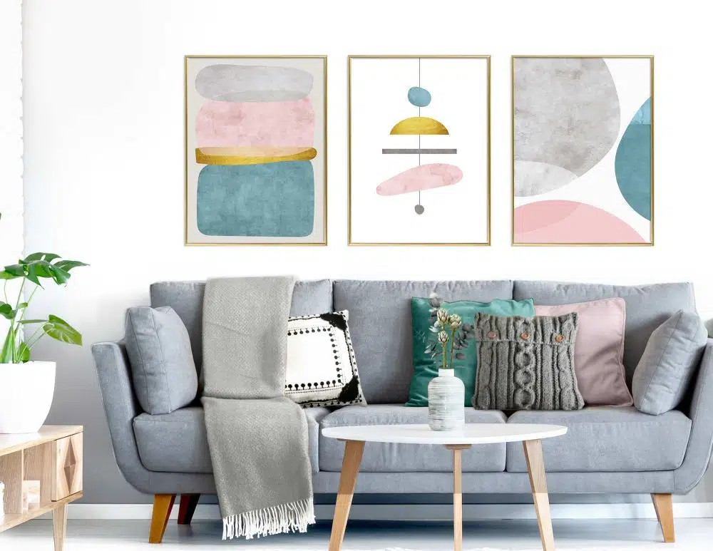 ⁦תמונות לסלון Chandelier Trio Mint Pink - שלושה הדפסי נייר ממוסגרים בפורמט מלבני בגווני טורקיז ורוד אפור עם נגיעות זהב⁩ – תמונה ⁦2⁩