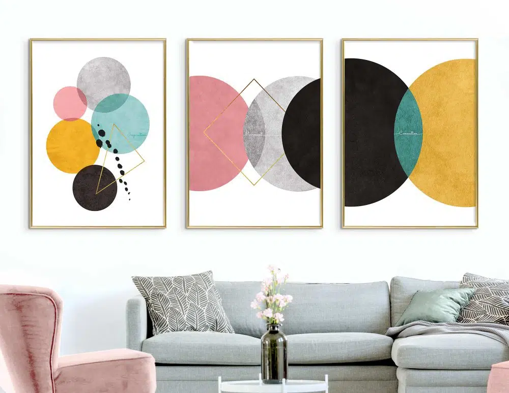 ⁦תמונות לסלון Connection Trio Pink Yellow White - שלושה הדפסי נייר ממוסגרים בפורמט מלבני בגווני ורוד טורקיז צהוב חרדלי אפור שחור עם נגיעות זהב⁩ – תמונה ⁦3⁩