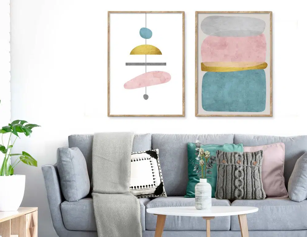 ⁦תמונות לסלון Chandelier Duo Mint Pink - שני הדפסי נייר ממוסגרים בפורמט מלבני בגווני טורקיז ורוד אפור עם נגיעות זהב⁩ – תמונה ⁦3⁩