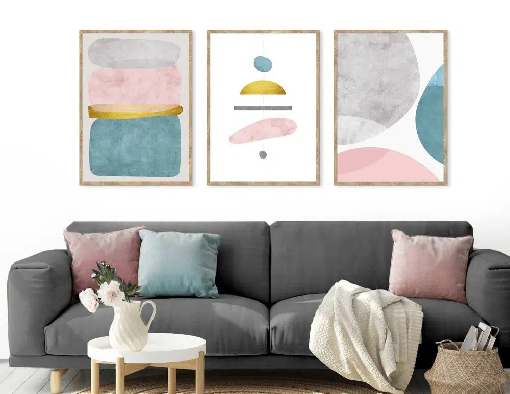 ⁦תמונות לסלון Chandelier Trio Mint Pink - שלושה הדפסי נייר ממוסגרים בפורמט מלבני בגווני טורקיז ורוד אפור עם נגיעות זהב⁩ – תמונה ⁦4⁩