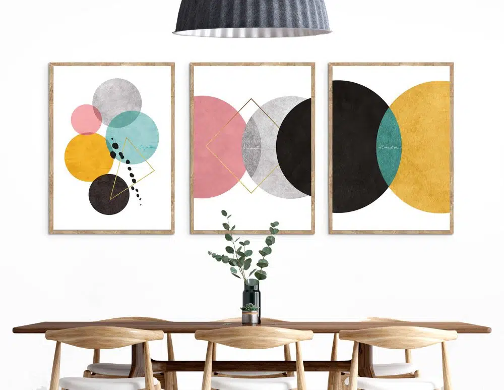 ⁦תמונות לסלון Connection Trio Pink Yellow White - שלושה הדפסי נייר ממוסגרים בפורמט מלבני בגווני ורוד טורקיז צהוב חרדלי אפור שחור עם נגיעות זהב⁩ – תמונה ⁦2⁩