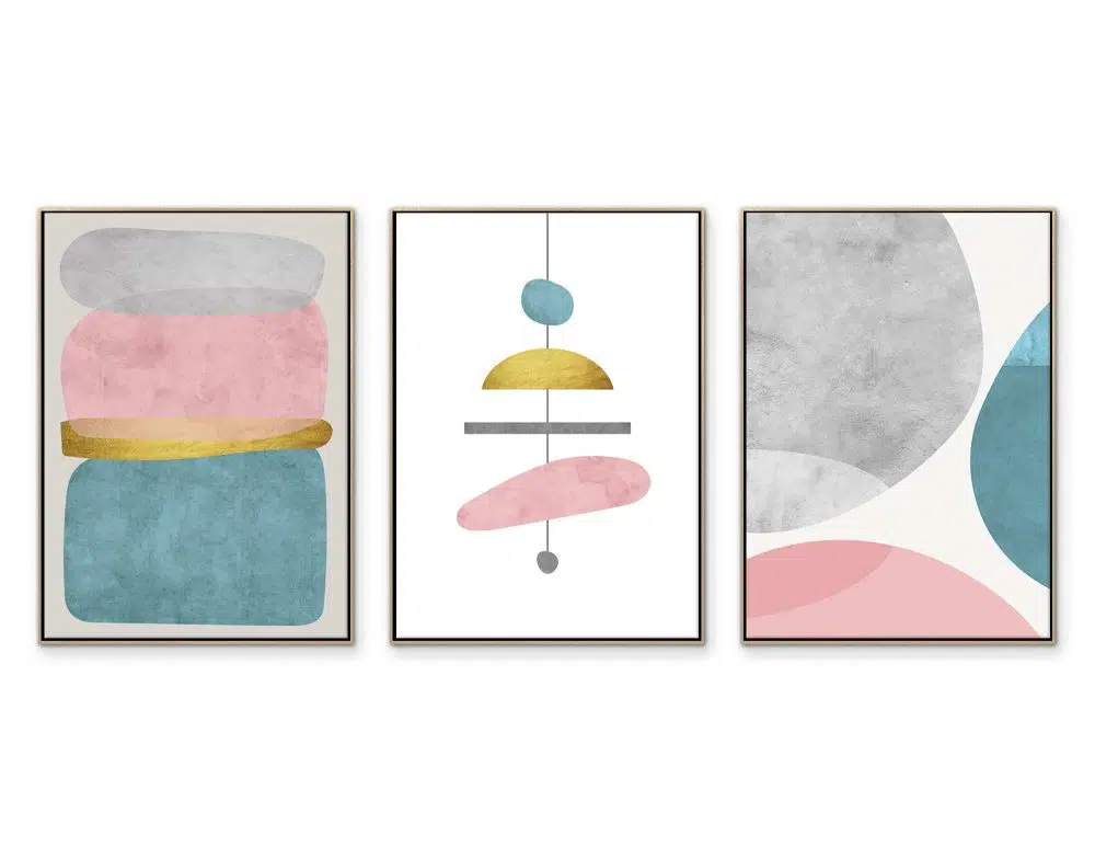 ⁦תמונות קנבס לסלון Chandelier Trio Mint Pink - שלושה הדפסי קנבס ממוסגרים בפורמט מלבני בגווני טורקיז ורוד אפור עם נגיעות זהב⁩ – תמונה ⁦4⁩