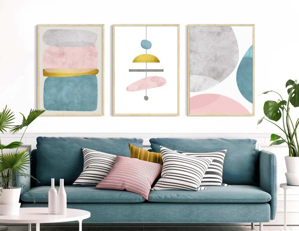 ⁦תמונות לסלון Chandelier Trio Mint Pink - שלושה הדפסי נייר ממוסגרים בפורמט מלבני בגווני טורקיז ורוד אפור עם נגיעות זהב⁩ – תמונה ⁦3⁩