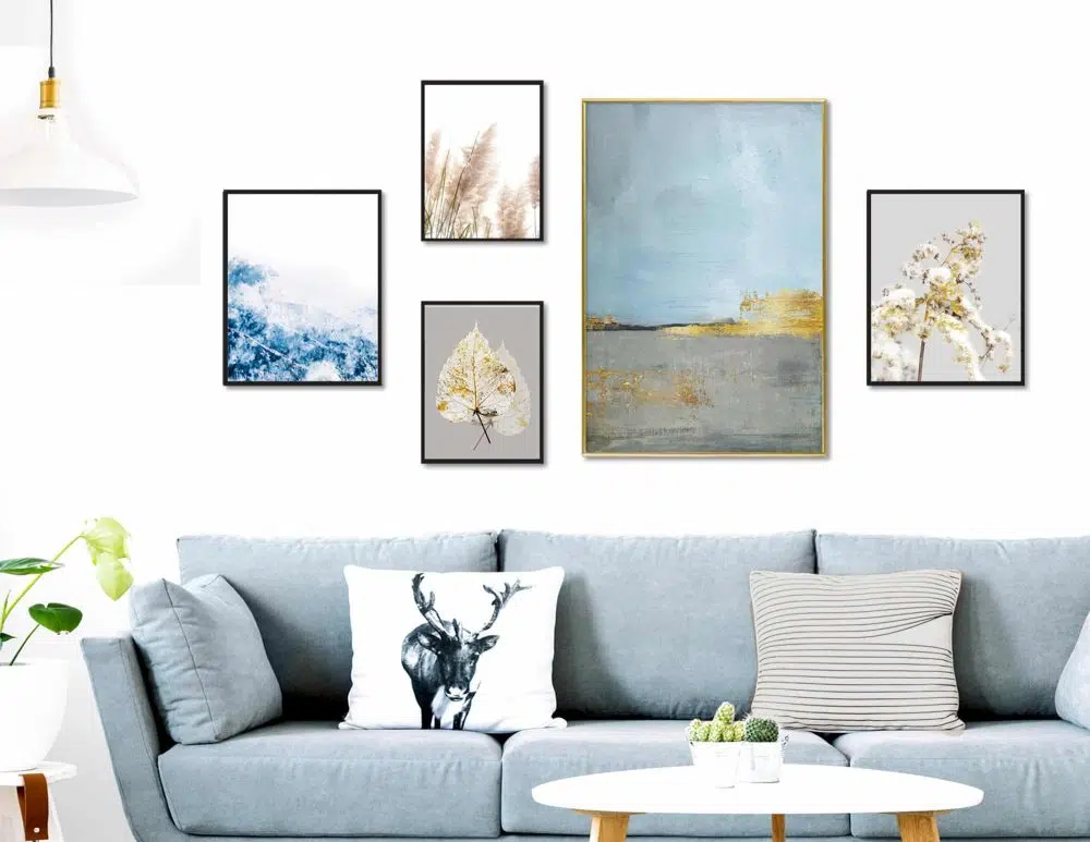 קולאז׳ תמונות לסלון Blue Horizon Gallery B - חמישה הדפסי נייר ממוסגרים בפורמט מלבני בגווני כחול אפור עם נגיעות זהב