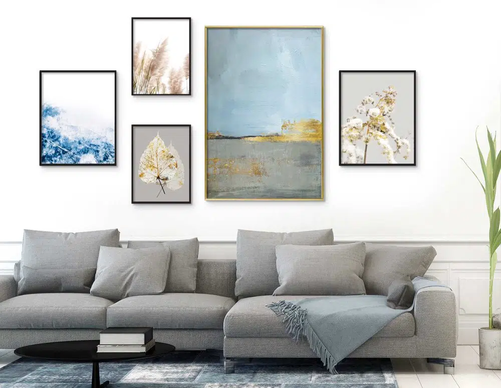 ⁦קולאז׳ תמונות לסלון Blue Horizon Gallery B - חמישה הדפסי נייר ממוסגרים בפורמט מלבני בגווני כחול אפור עם נגיעות זהב⁩ – תמונה ⁦2⁩
