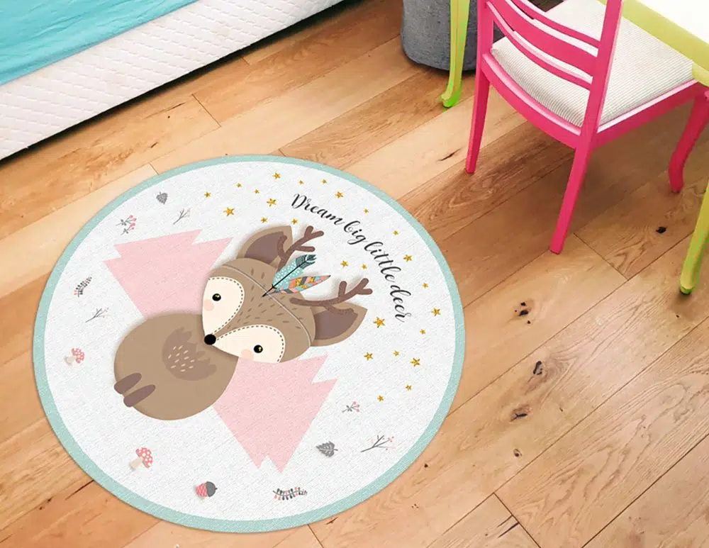 ⁦שטיח עגול לחדר ילדים Woodland Deer Pink Mint - שטיח pvc איכותי באיור מקורי מודפס בגווני ורוד מנטה אפור⁩ – תמונה ⁦2⁩