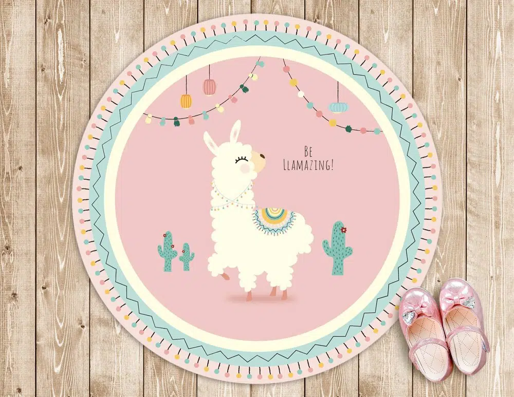 ⁦שטיח עגול לחדר ילדים Festive Llama Pink - שטיח pvc איכותי באיור מקורי מודפס בגווני ורוד עם נגיעות צהוב מנטה⁩ – תמונה ⁦2⁩