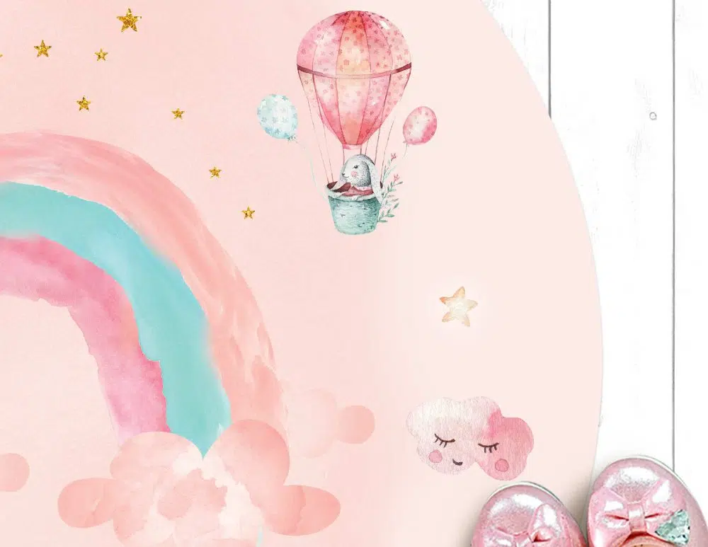 ⁦שטיח עגול לחדר ילדים Rainbow Sky Pink - שטיח pvc איכותי באיור מקורי מודפס בגווני ורוד עם נגיעות מנטה⁩ – תמונה ⁦3⁩
