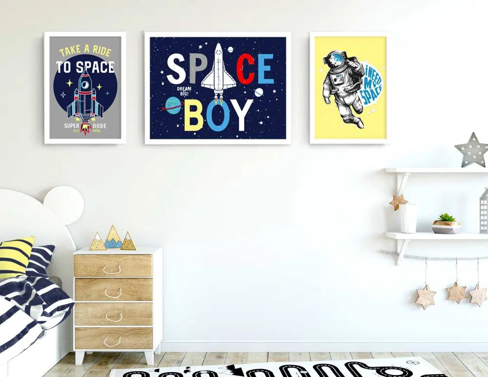 תמונות לחדר ילדים Space Boy Trio - שלושה הדפסי נייר עם או ללא מסגרות בגווני כחול אפור צהוב אדום