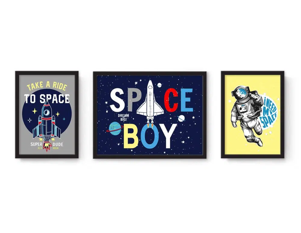 ⁦תמונות לחדר ילדים Space Boy Trio - שלושה הדפסי נייר עם או ללא מסגרות בגווני כחול אפור צהוב אדום⁩ – תמונה ⁦3⁩