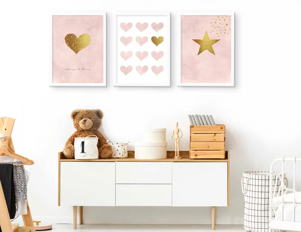 תמונות לחדר ילדים Hearts Star Trio Pink - שלושה הדפסי נייר עם או ללא מסגרות בגווני ורוד פודרה לבן עם נגיעות זהב