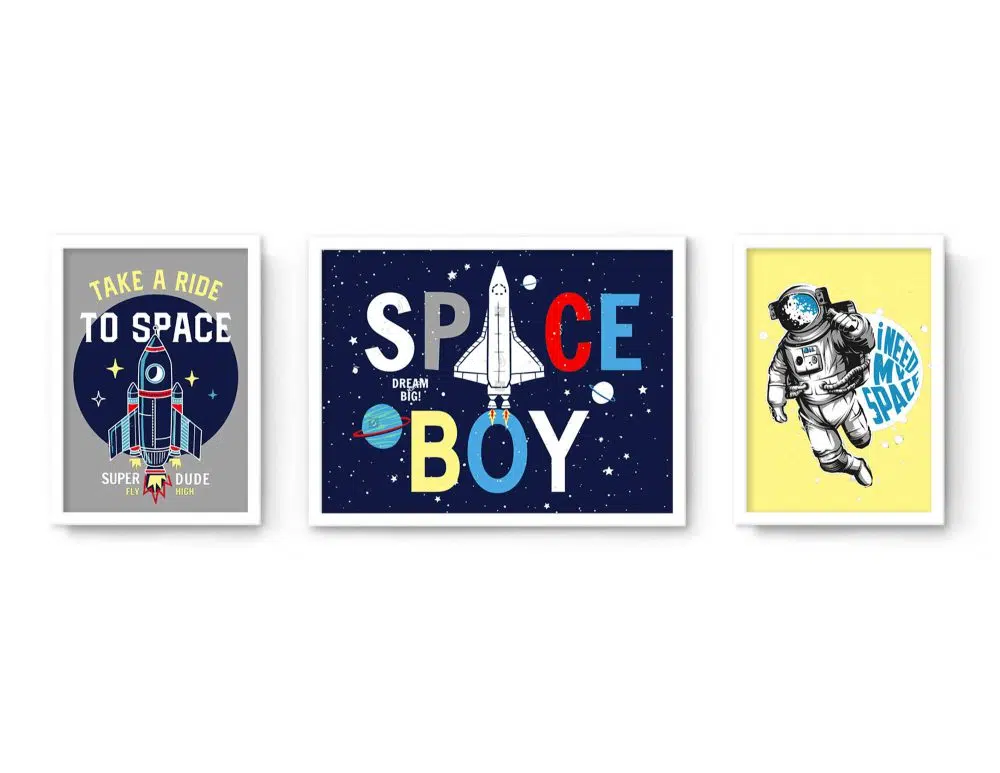 ⁦תמונות לחדר ילדים Space Boy Trio - שלושה הדפסי נייר עם או ללא מסגרות בגווני כחול אפור צהוב אדום⁩ – תמונה ⁦2⁩