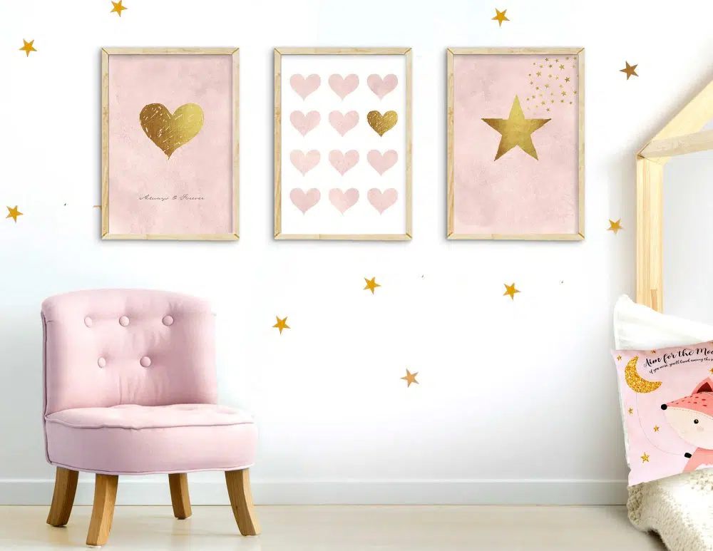 ⁦תמונות לחדר ילדים Hearts Star Trio Pink - שלושה הדפסי נייר עם או ללא מסגרות בגווני ורוד פודרה לבן עם נגיעות זהב⁩ – תמונה ⁦2⁩