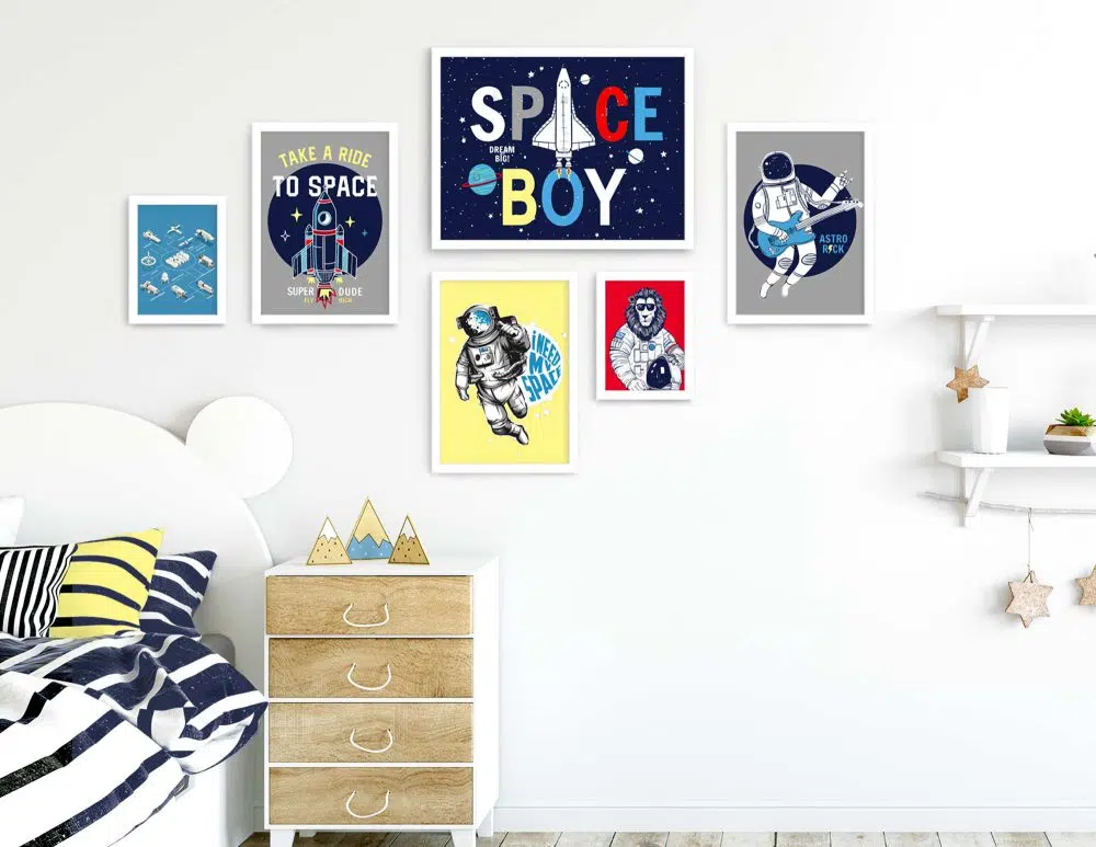 תמונות לחדר ילדים Space Boy Gallery - שישה הדפסי נייר עם או ללא מסגרות בגווני כחול אפור צהוב אדום