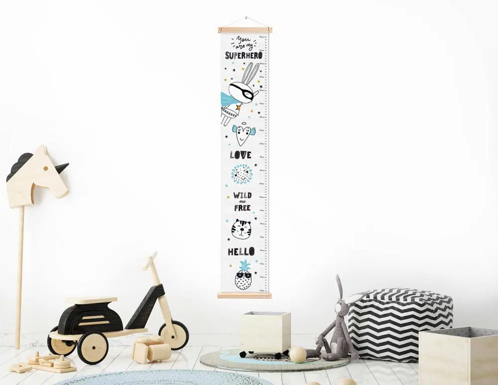 מד גובה לילדים Superhero Canvas Growth Chart Blue Outlet - מודפס על קנבס עם מסגרת עץ בגווני שחור לבן עם נגיעות תכלת