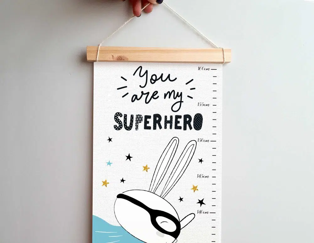 ⁦מד גובה לילדים Superhero Canvas Growth Chart Blue Outlet - מודפס על קנבס עם מסגרת עץ בגווני שחור לבן עם נגיעות תכלת⁩ – תמונה ⁦2⁩