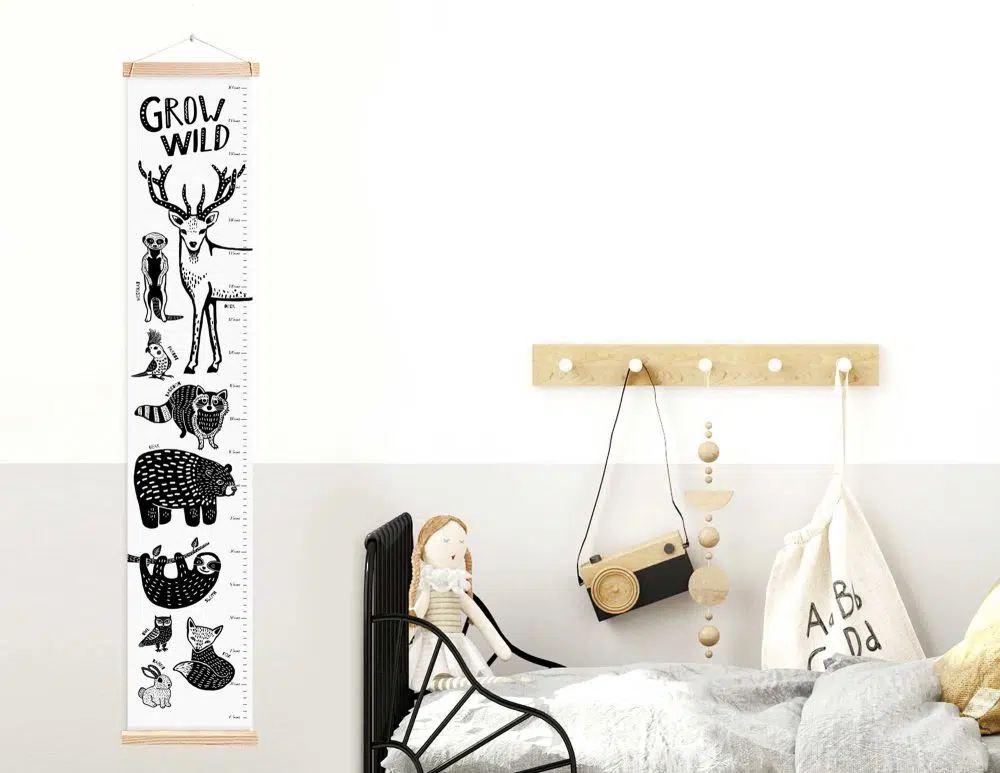 מד גובה לילדים Wild Animals Canvas Growth Chart - מודפס על קנבס עם מסגרת עץ בגווני שחור לבן