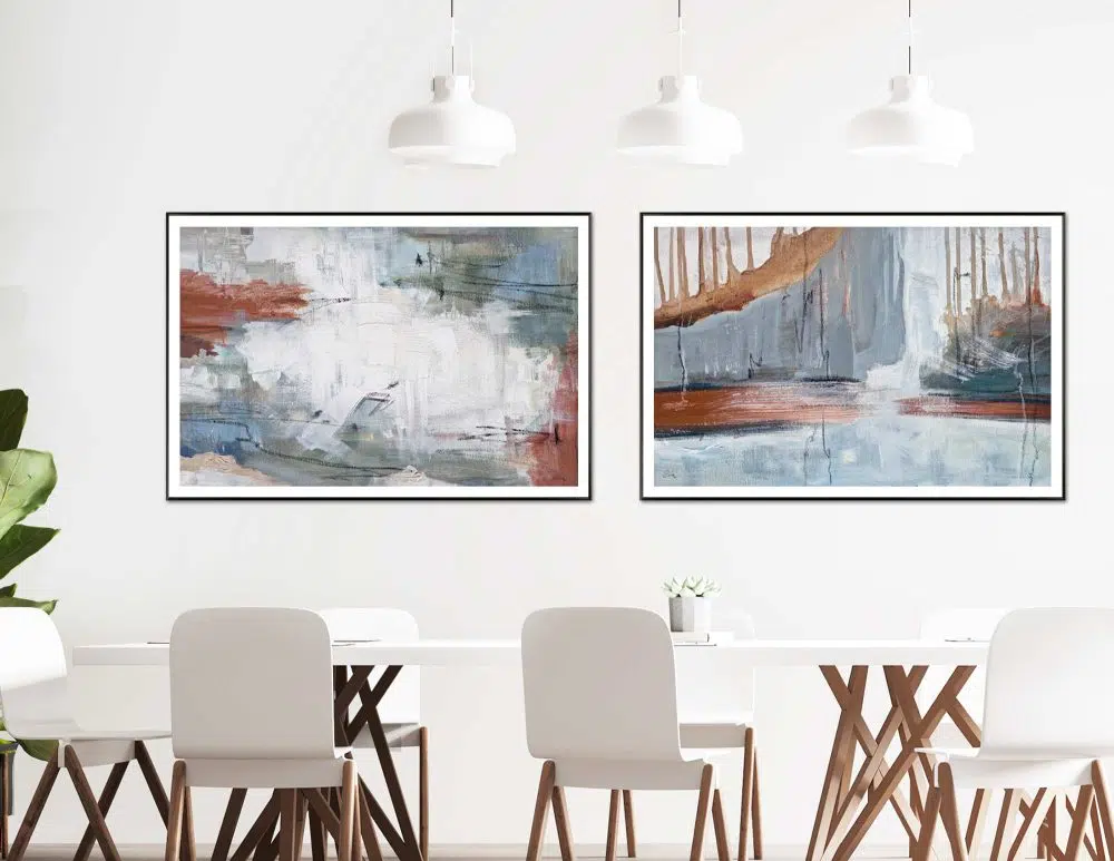 תמונות לסלון Landscape In Grey Duo - שני הדפסי נייר ממוסגרים בפורמט מלבני רוחבי בגווני אפור לבן עם נגיעות בז׳ חמרה וכחול