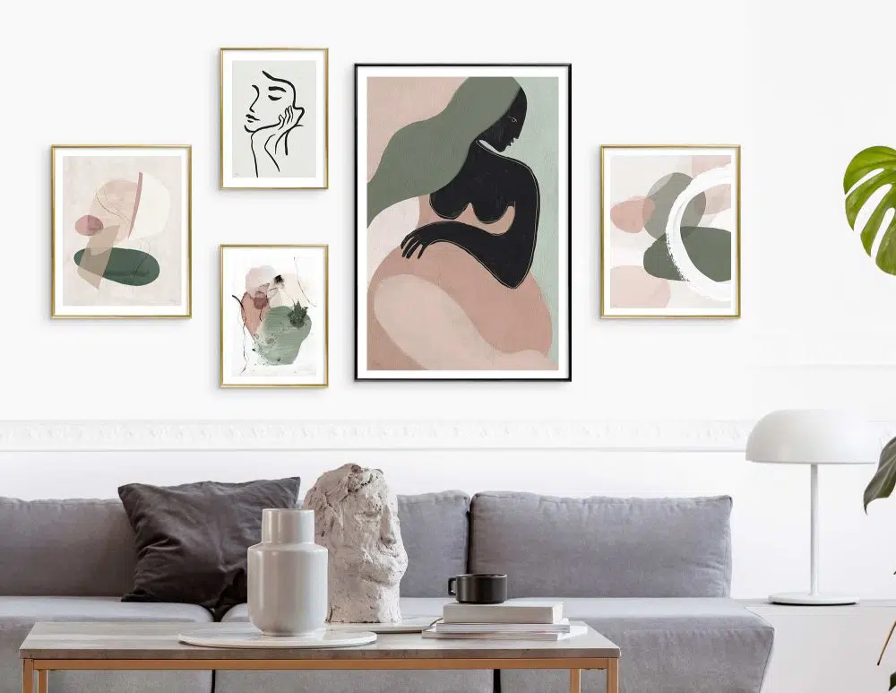 קולאז׳ תמונות La Femme Verte Gallery A - חמישה הדפסי נייר ממוסגרים בפורמט מלבני בגווני ירוק מעושן ורוד עתיק