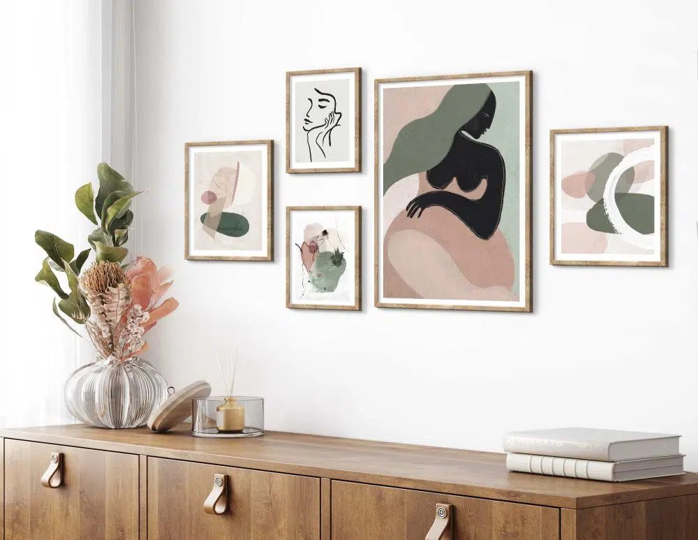 ⁦קולאז׳ תמונות La Femme Verte Gallery A - חמישה הדפסי נייר ממוסגרים בפורמט מלבני בגווני ירוק מעושן ורוד עתיק⁩ – תמונה ⁦3⁩