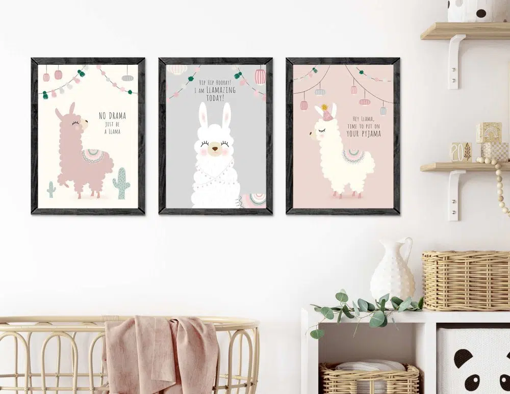⁦תמונות לחדר ילדים Festive Llama Trio Nordic - שלושה הדפסי נייר עם או ללא מסגרות בגווני ורוד פודרה אפור שמנת⁩ – תמונה ⁦2⁩