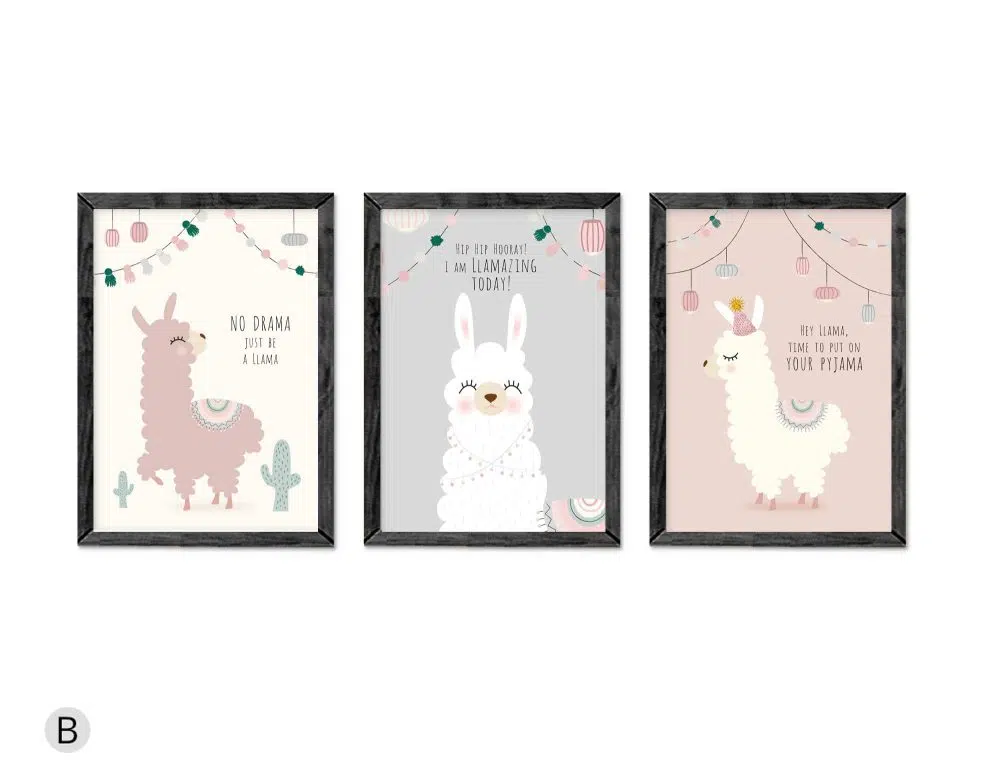 ⁦תמונות לחדר ילדים Festive Llama Trio Nordic - שלושה הדפסי נייר עם או ללא מסגרות בגווני ורוד פודרה אפור שמנת⁩ – תמונה ⁦5⁩