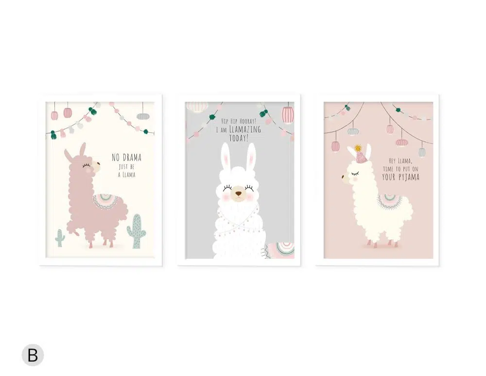 ⁦תמונות לחדר ילדים Festive Llama Trio Nordic - שלושה הדפסי נייר עם או ללא מסגרות בגווני ורוד פודרה אפור שמנת⁩ – תמונה ⁦4⁩