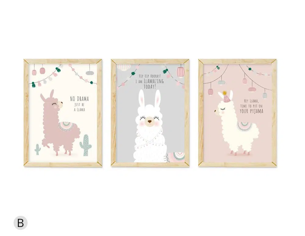 ⁦תמונות לחדר ילדים Festive Llama Trio Nordic - שלושה הדפסי נייר עם או ללא מסגרות בגווני ורוד פודרה אפור שמנת⁩ – תמונה ⁦3⁩
