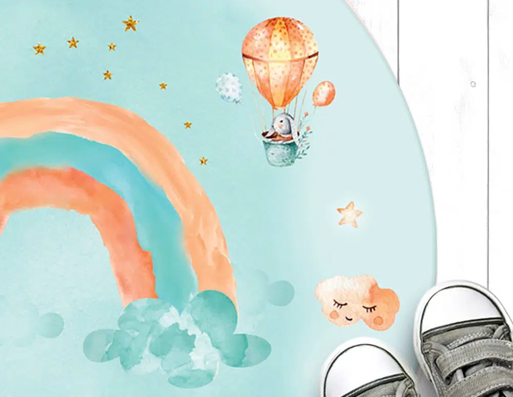 ⁦שטיח עגול לחדר ילדים Rainbow Sky Mint - שטיח pvc איכותי באיור מקורי מודפס בגווני תכלת מנטה עם נגיעות כתום⁩ – תמונה ⁦3⁩