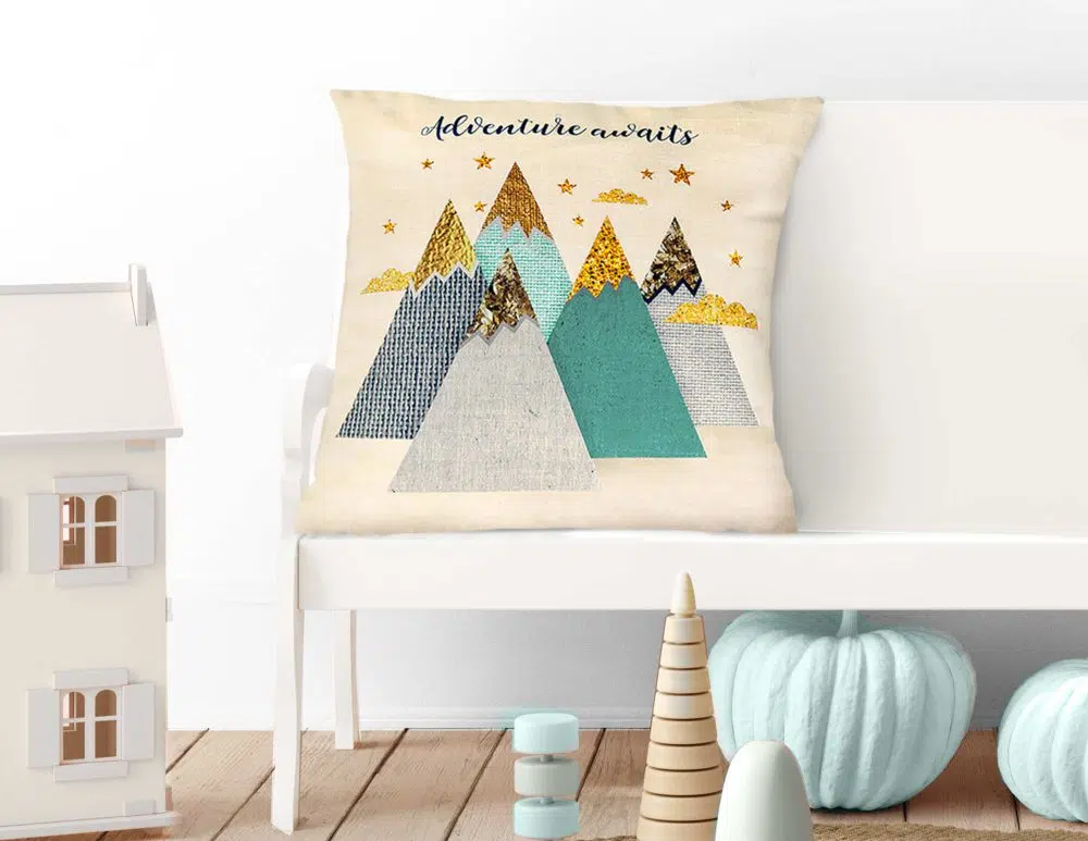 כריות נוי לילדים Woodland Mountains Mint - כרית לחדר ילדים דו צדדית בהדפס הרים בגווני מנטה שמנת אפור עם נגיעות זהב