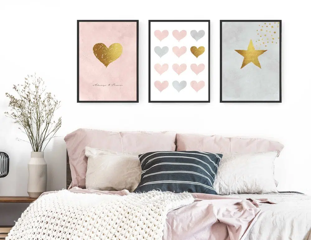⁦תמונות לחדר ילדים Hearts Star Trio Pink Grey - שלושה הדפסי נייר עם או ללא מסגרות בגווני ורוד פודרה אפור לבן עם נגיעות זהב⁩ – תמונה ⁦2⁩