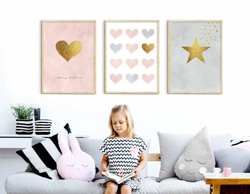 תמונות לחדר ילדים Hearts Star Trio Pink Grey - שלושה הדפסי נייר עם או ללא מסגרות בגווני ורוד פודרה אפור לבן עם נגיעות זהב