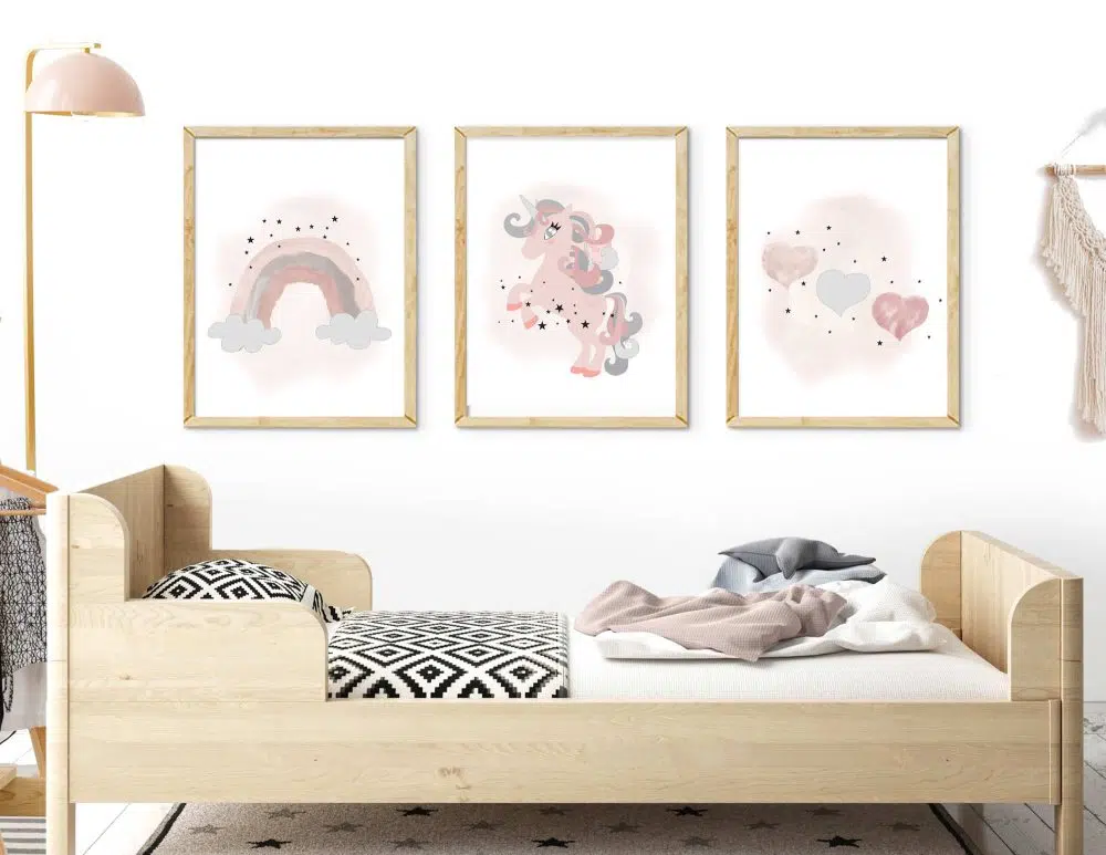 תמונות לחדר ילדים Unicorn Trio Pink Grey - שלושה הדפסי נייר עם או ללא מסגרות בגווני ורוד פודרה עם נגיעות אפור