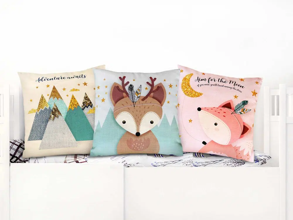 כריות נוי לילדים Woodland Deer Fox Mountains - שלוש כריות לחדר ילדים דו צדדיות בהדפס אייל שועל והרים בגווני ורוד מנטה אפור שמנת עם נגיעות זהב