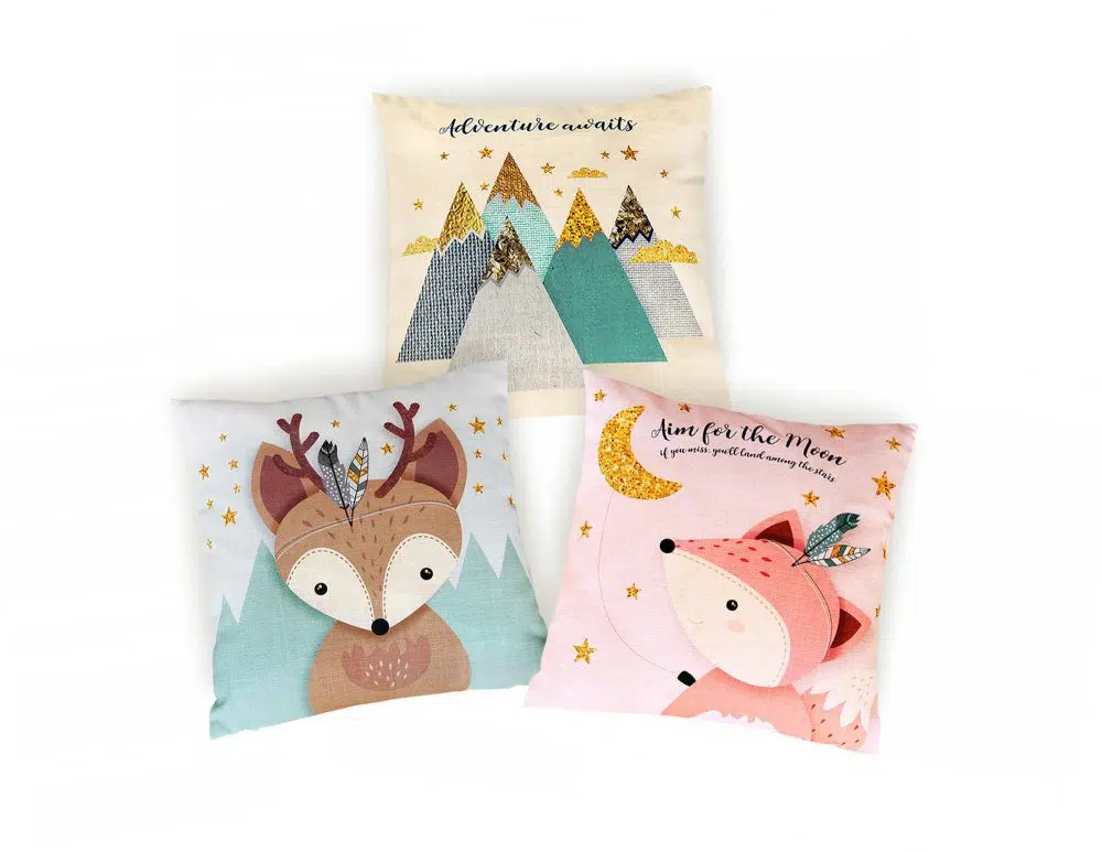 ⁦כריות נוי לילדים Woodland Deer Fox Mountains - שלוש כריות לחדר ילדים דו צדדיות בהדפס אייל שועל והרים בגווני ורוד מנטה אפור שמנת עם נגיעות זהב⁩ – תמונה ⁦5⁩