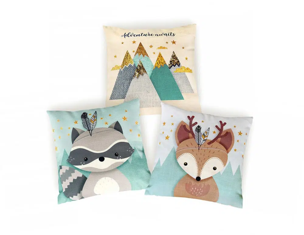 ⁦כריות נוי לילדים Woodland Deer Raccoon Mountains - שלוש כריות לחדר ילדים דו צדדיות בהדפס אייל דביבון והרים בגווני מנטה אפור שמנת עם נגיעות זהב⁩ – תמונה ⁦5⁩