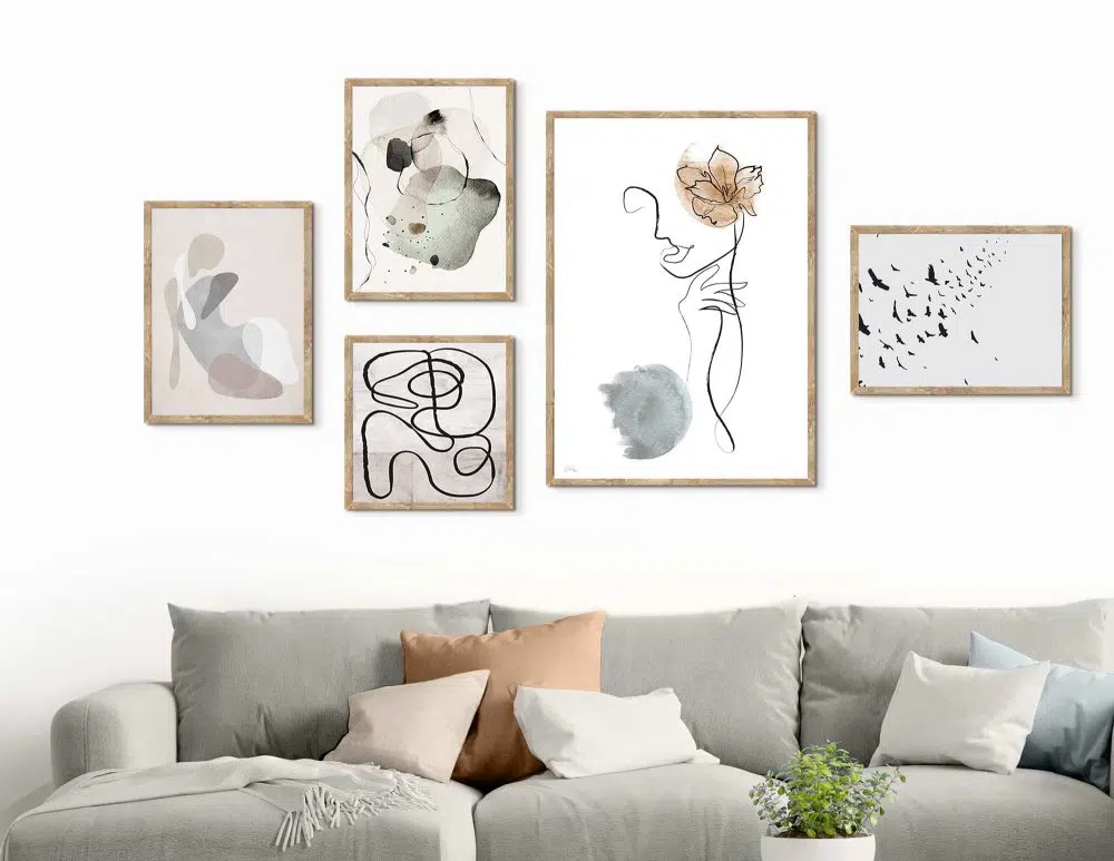 ⁦קולאז׳ תמונות Delicate Mood Gallery - חמישה הדפסי נייר ללא מסגרת בפורמט אורכי רוחבי וריבועי בגווני שחור לבן עם נגיעות בז׳ כחול ירוק⁩ – תמונה ⁦3⁩