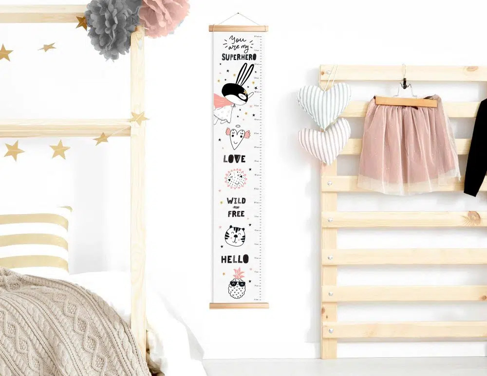 מד גובה לילדים Superhero Canvas Growth Chart Pink - מודפס על קנבס עם מסגרת עץ בגווני שחור לבן עם נגיעות ורוד