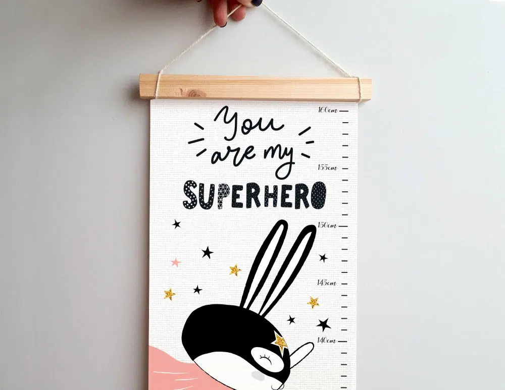 ⁦מד גובה לילדים Superhero Canvas Growth Chart Pink - מודפס על קנבס עם מסגרת עץ בגווני שחור לבן עם נגיעות ורוד⁩ – תמונה ⁦2⁩