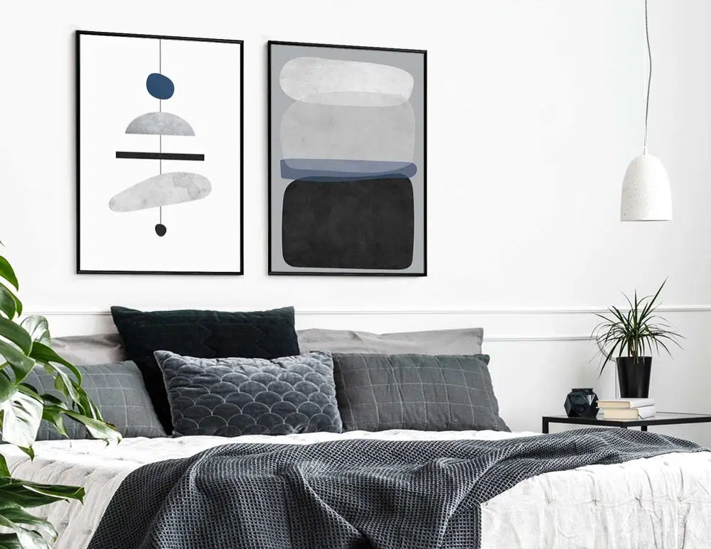 ⁦תמונות קנבס לסלון Chandelier Duo Black - שני הדפסי קנבס ממוסגרים בפורמט מלבני בגווני שחור לבן עם נגיעות כחול כהה⁩ – תמונה ⁦3⁩