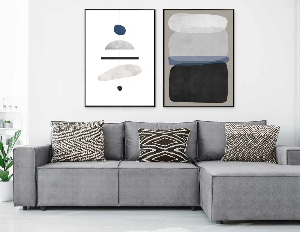⁦תמונות קנבס לסלון Chandelier Duo Black - שני הדפסי קנבס ממוסגרים בפורמט מלבני בגווני שחור לבן עם נגיעות כחול כהה⁩ – תמונה ⁦2⁩