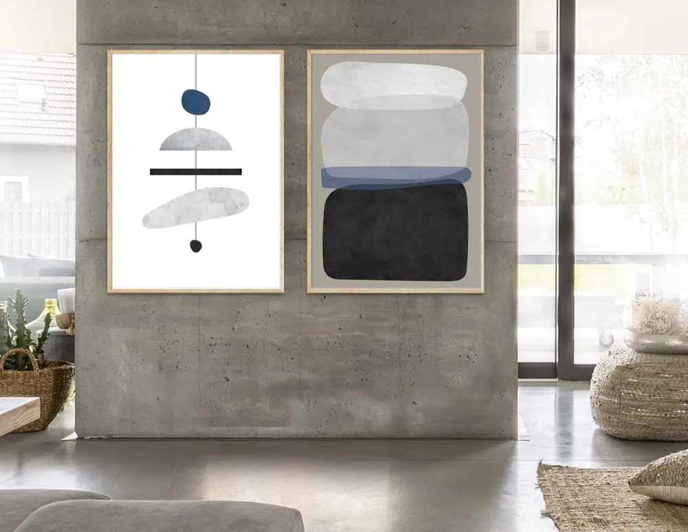 תמונות קנבס לסלון Chandelier Duo Black - שני הדפסי קנבס ממוסגרים בפורמט מלבני בגווני שחור לבן עם נגיעות כחול כהה