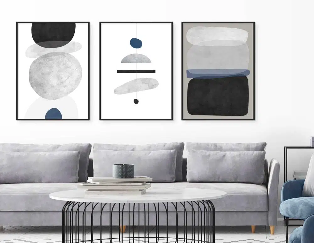 ⁦תמונות קנבס Chandelier Trio Black - שלושה הדפסי קנבס ממוסגרים בפורמט מלבני בגווני שחור לבן עם נגיעות כחול כהה⁩ – תמונה ⁦2⁩
