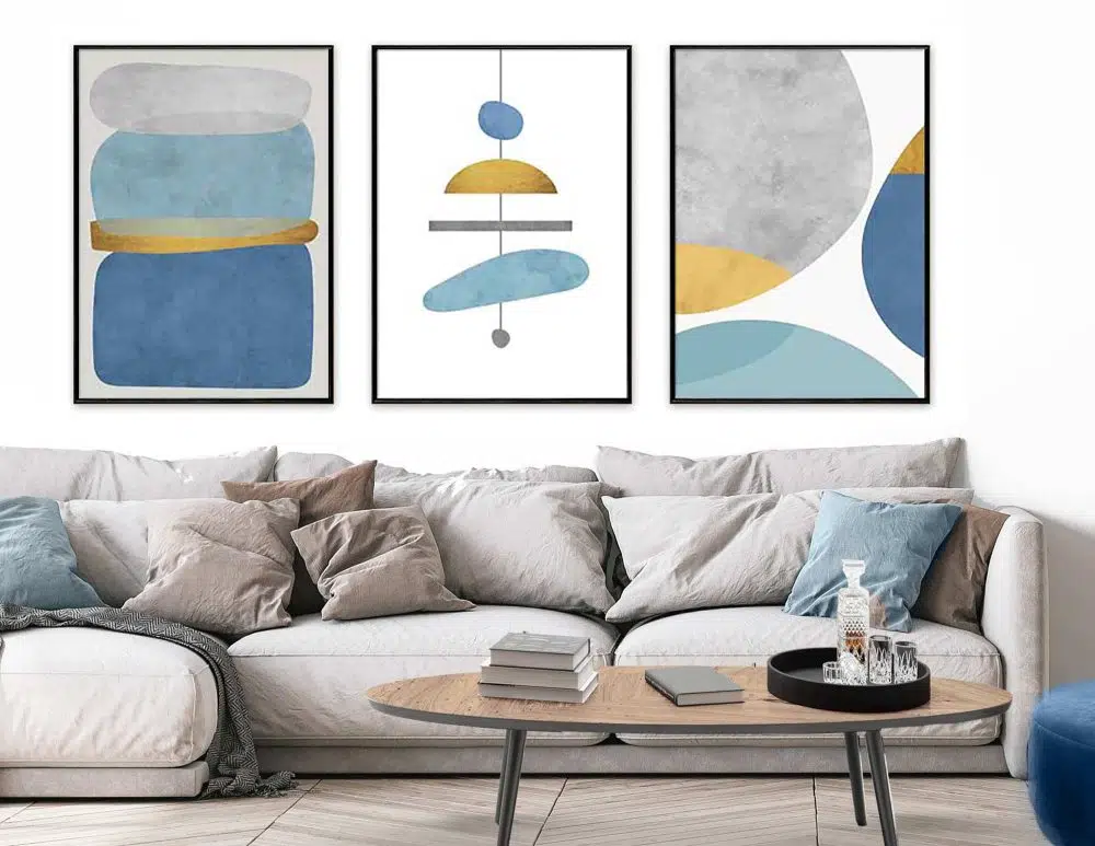 ⁦תמונות לבית Chandelier Trio Blue Mint Yellow - שלושה הדפסי נייר ללא מסגרת בפורמט מלבני בגווני כחול טורקיז אפור עם נגיעות צהוב זהב⁩ – תמונה ⁦2⁩