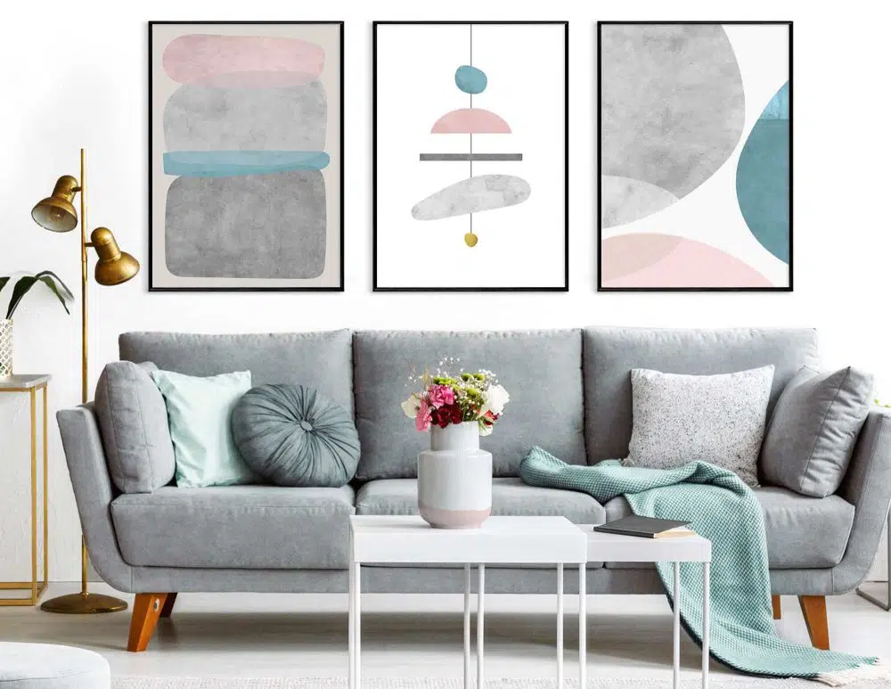 ⁦תמונות קנבס Chandelier Trio Grey Pink Mint - שלושה הדפסי קנבס ממוסגרים בפורמט מלבני בגווני אפור עם נגיעות ורוד טורקיז זהב⁩ – תמונה ⁦2⁩