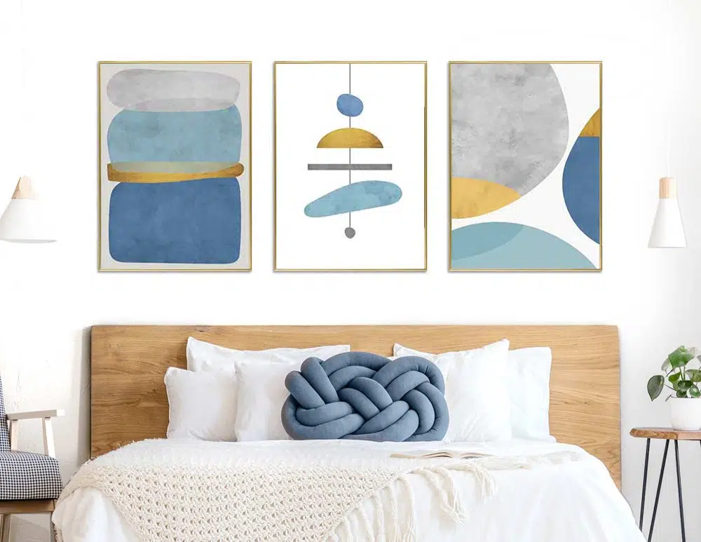 תמונות לבית Chandelier Trio Blue Mint Yellow - שלושה הדפסי נייר ללא מסגרת בפורמט מלבני בגווני כחול טורקיז אפור עם נגיעות צהוב זהב